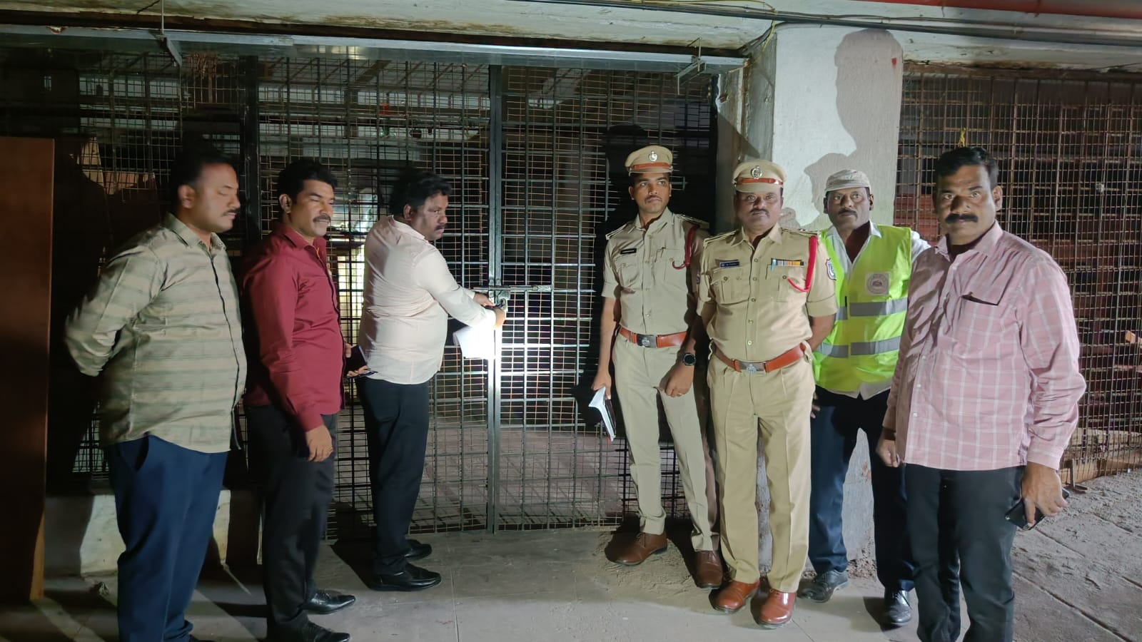 ఫైర్ సేఫ్టీ పాటించని షాపులకు హైడ్రా తాళం