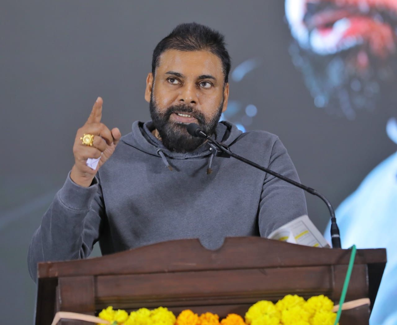 గిరిజ‌న ప్రాంతాల్లో వైద్యులు సేవ‌లు అందించాలి