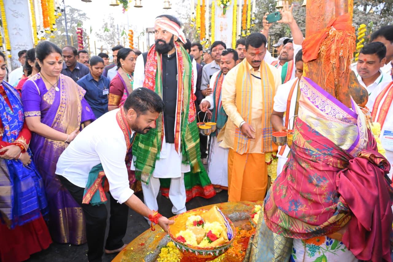 స‌మ్మ‌క్క సార‌ల‌మ్మ చెంత‌న సీఎం రేవంత్ రెడ్డి