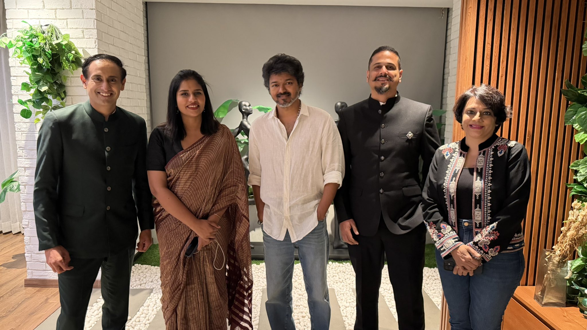 తమిళనాట సంచలనంగా మారిన విజయ్