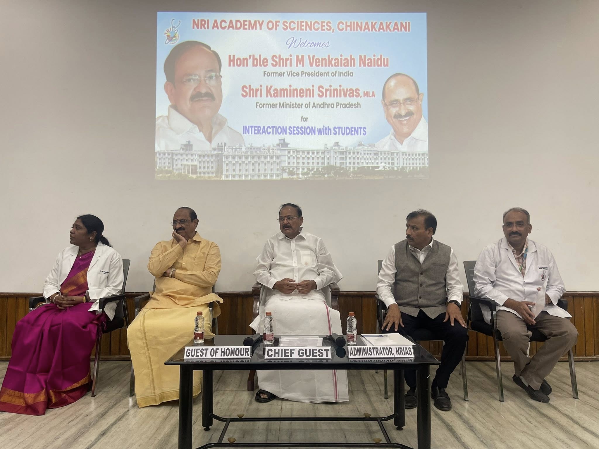 పేద‌ల‌కు నాణ్య‌మైన వైద్యం అందించాలి