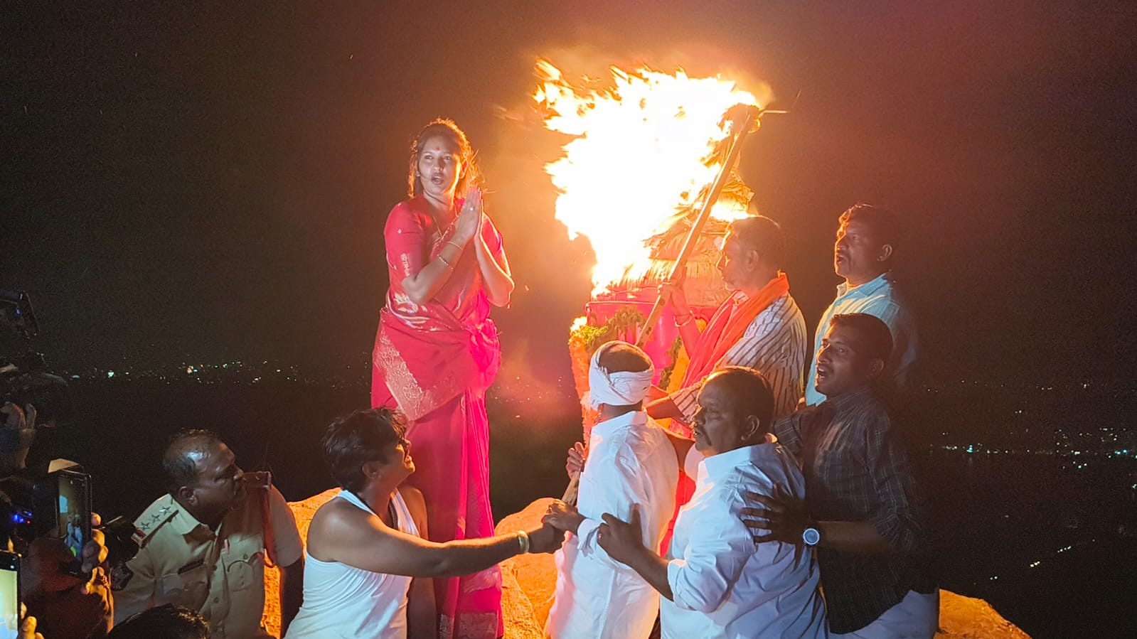 అఖండ దీపాన్ని వెలిగించిన బండారు శ్రావ‌ణి శ్రీ‌