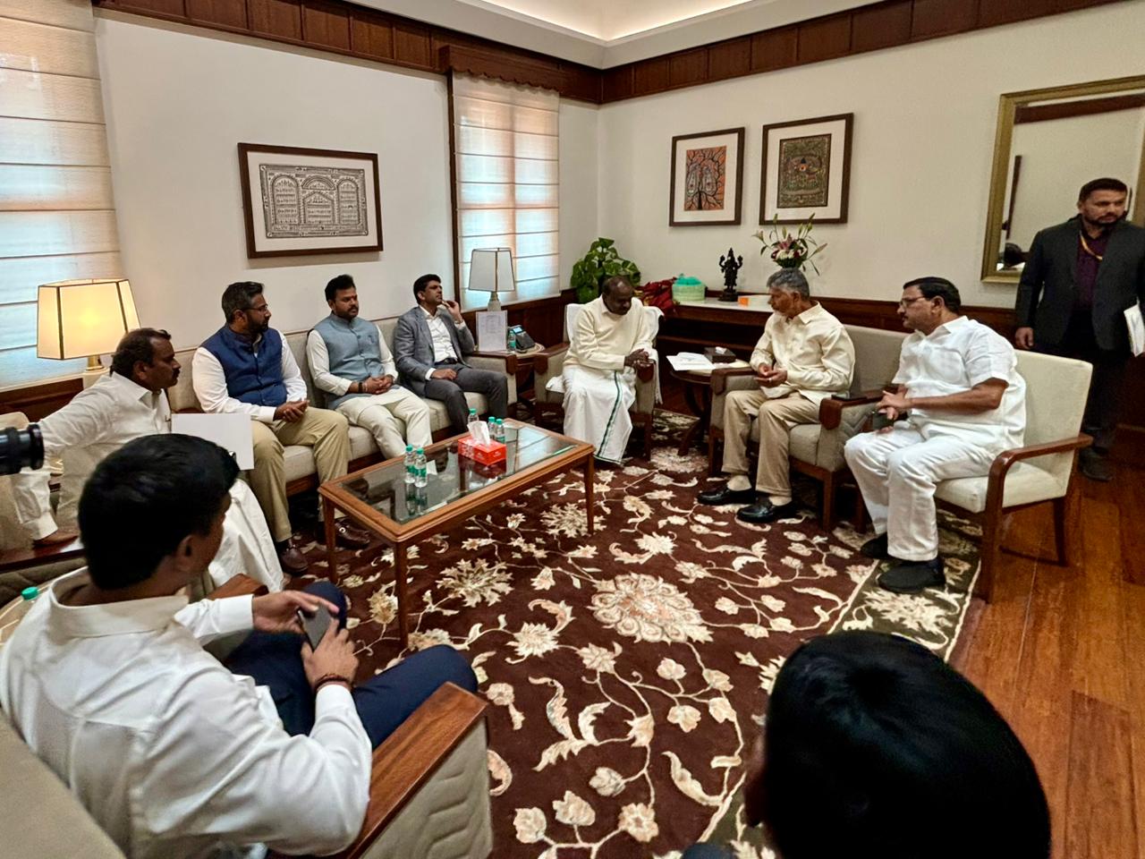 హెచ్ ‌డీ కుమారస్వామితో చంద్ర‌బాబు భేటీ