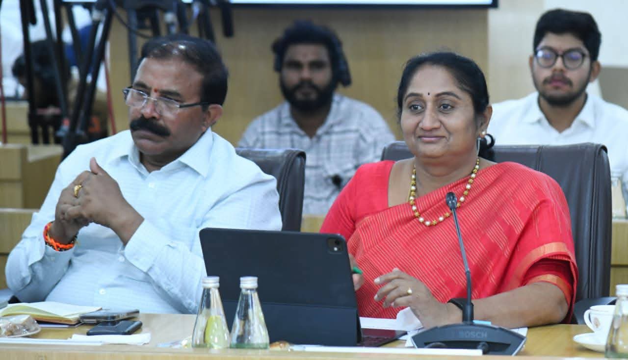 హాస్ట‌ల్ వార్డెన్లు ప‌నితీరు మార్చుకోవాలి : ఎస్. స‌విత