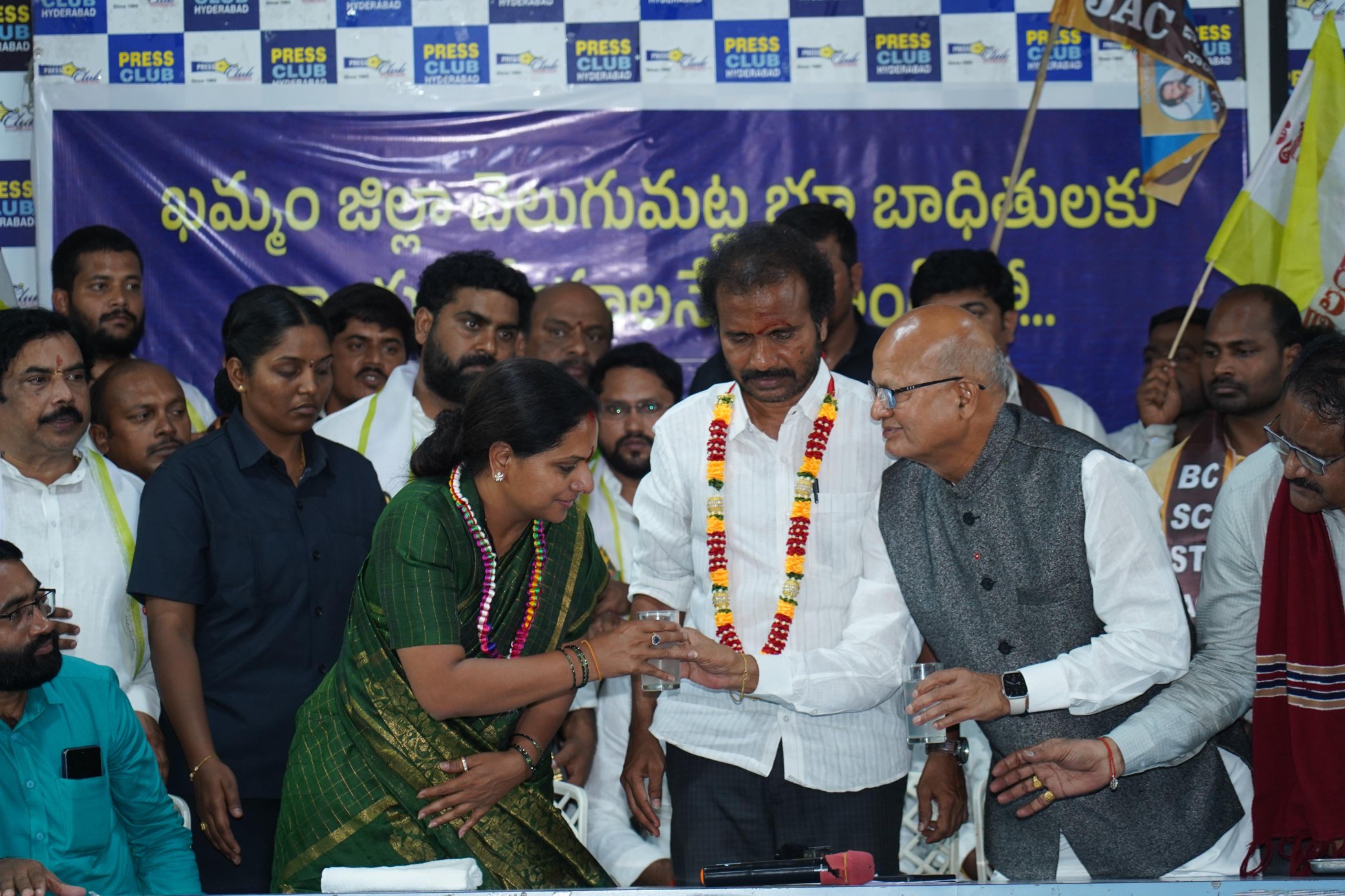 దీక్ష విర‌మించిన క‌ల్వ‌కుంట్ల క‌విత