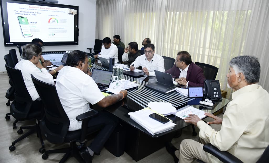 త్వరలో ‘యూనివర్సల్ హెల్త్ పాలసీ’ : సీఎం