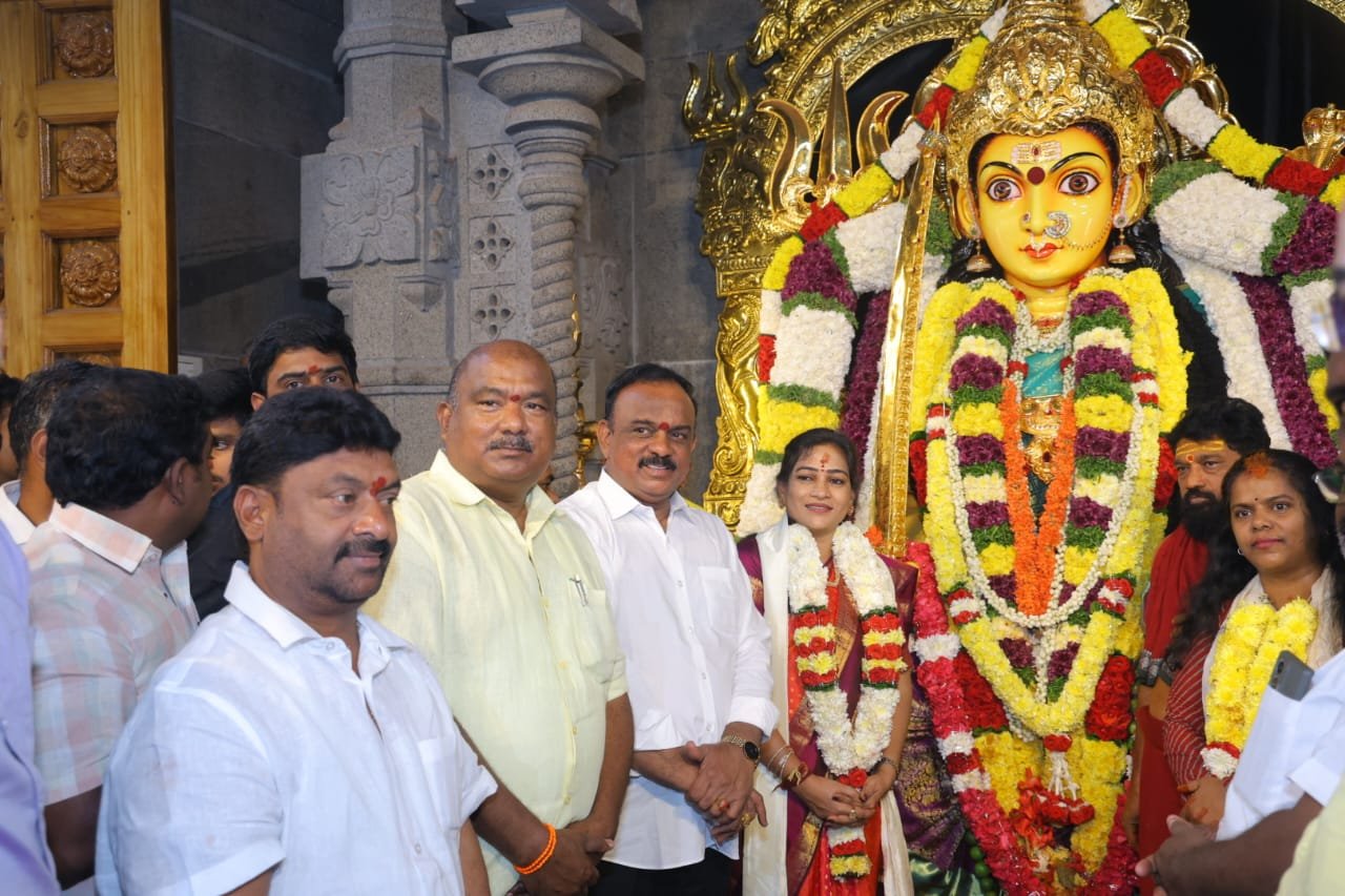 శ్రీ నూకాంబిక అమ్మవారిని దర్శించుకున్న అనిత