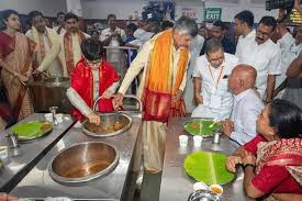 శ్రీవారి భక్తులకు స్వయంగా వడ్డించిన సీఎం