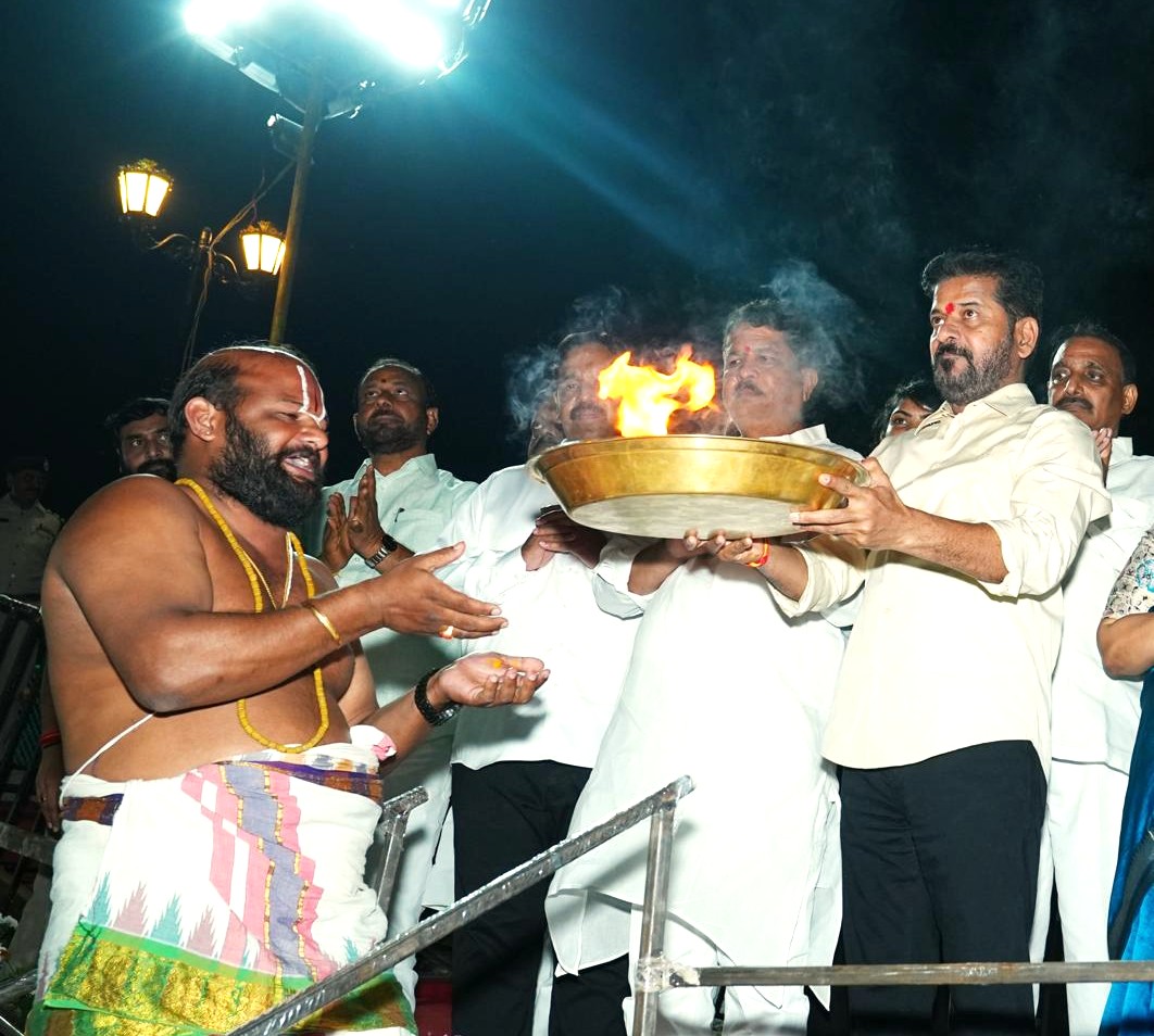 ఆక్ర‌మ‌ణ‌ల నుంచి చెరువుల‌ను కాపాడుకోవాలి