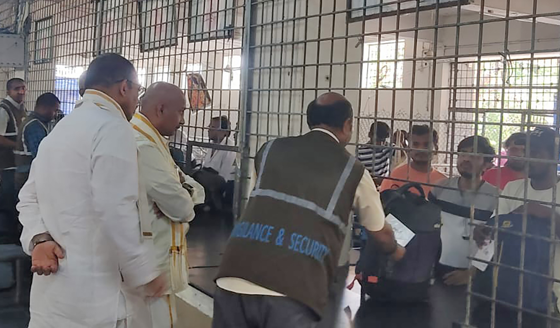 భక్తుల లగేజి కౌంటర్‌ను పరిశీలించిన ఈవో