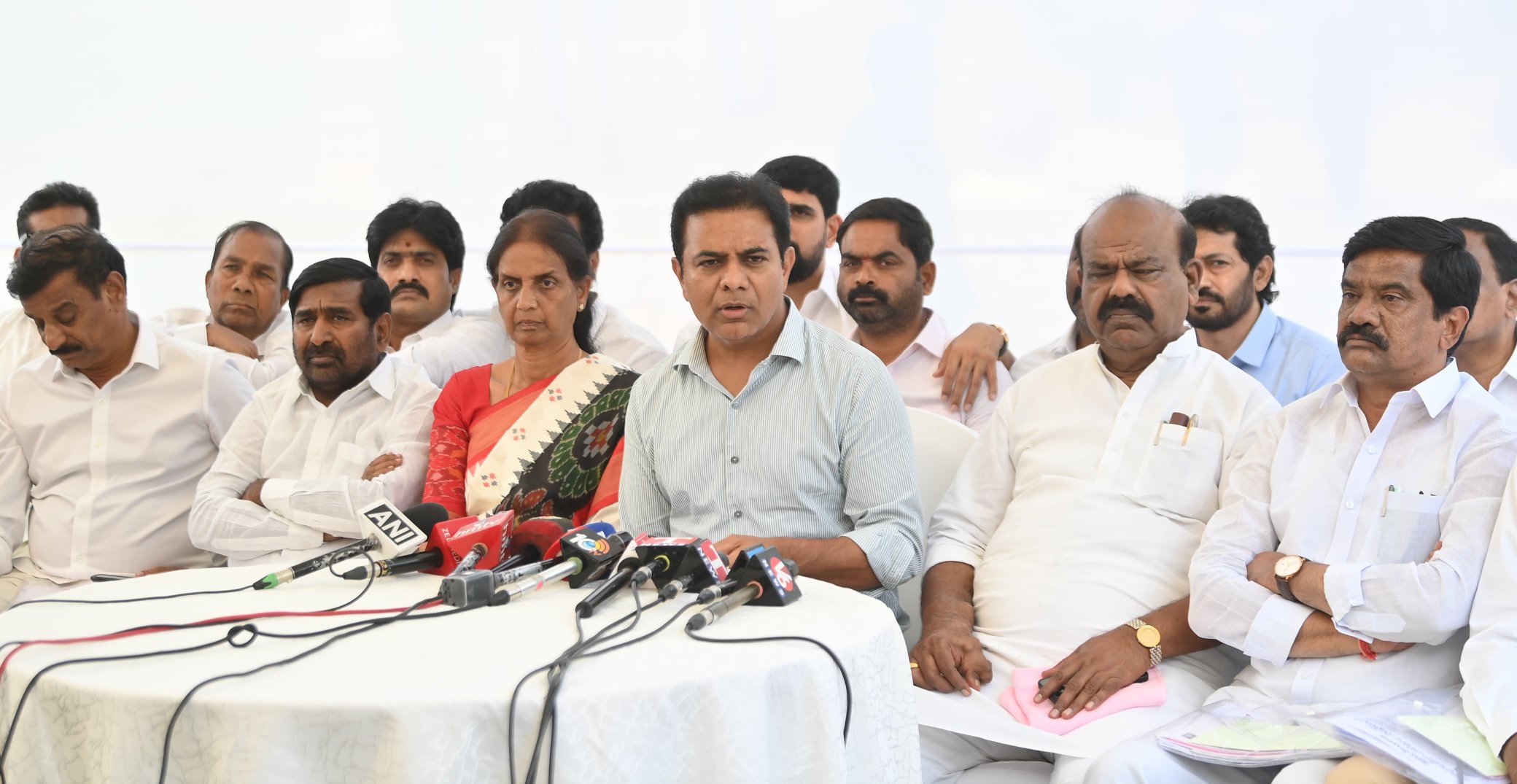 రెండున్న‌ర ఏళ్ల‌యినా హామీల జాడేది..?