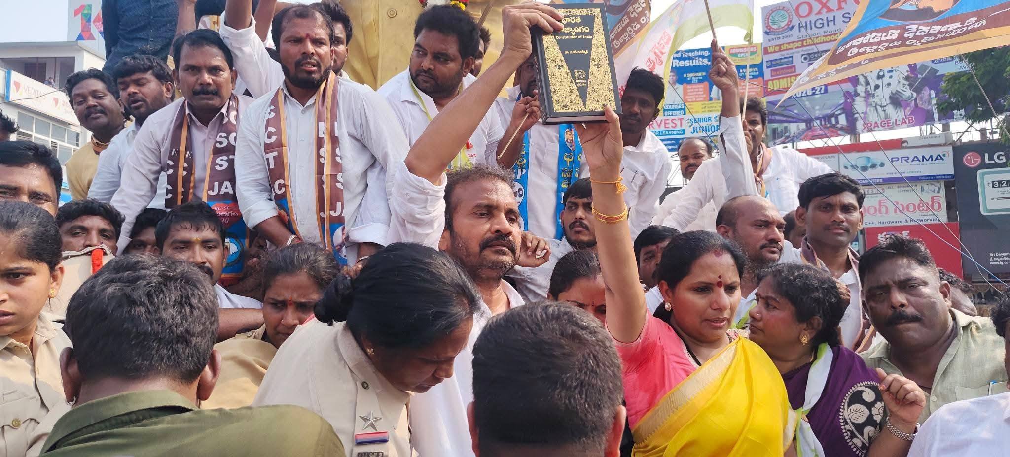 వెలుగుమ‌ట్ల బాధితులకు న్యాయం జ‌ర‌గాలి : క‌విత