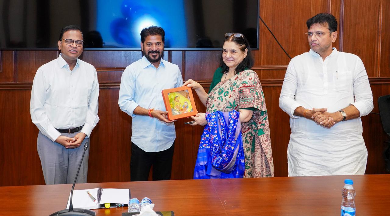 సీఎం రేవంత్ రెడ్డితో మేనకా గాంధీ భేటీ