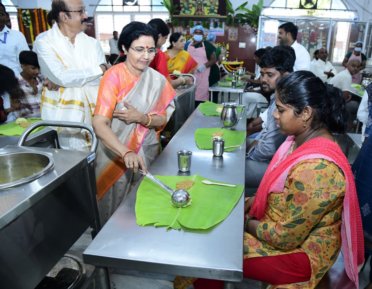 అన్న ప్రసాదానికి రూ. 44 లక్షల విరాళం