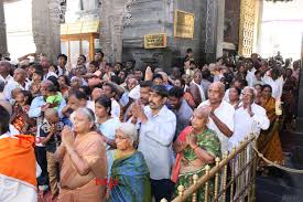 క్యూ లైన్లలో భక్తులు సంయమనం పాటించాలి