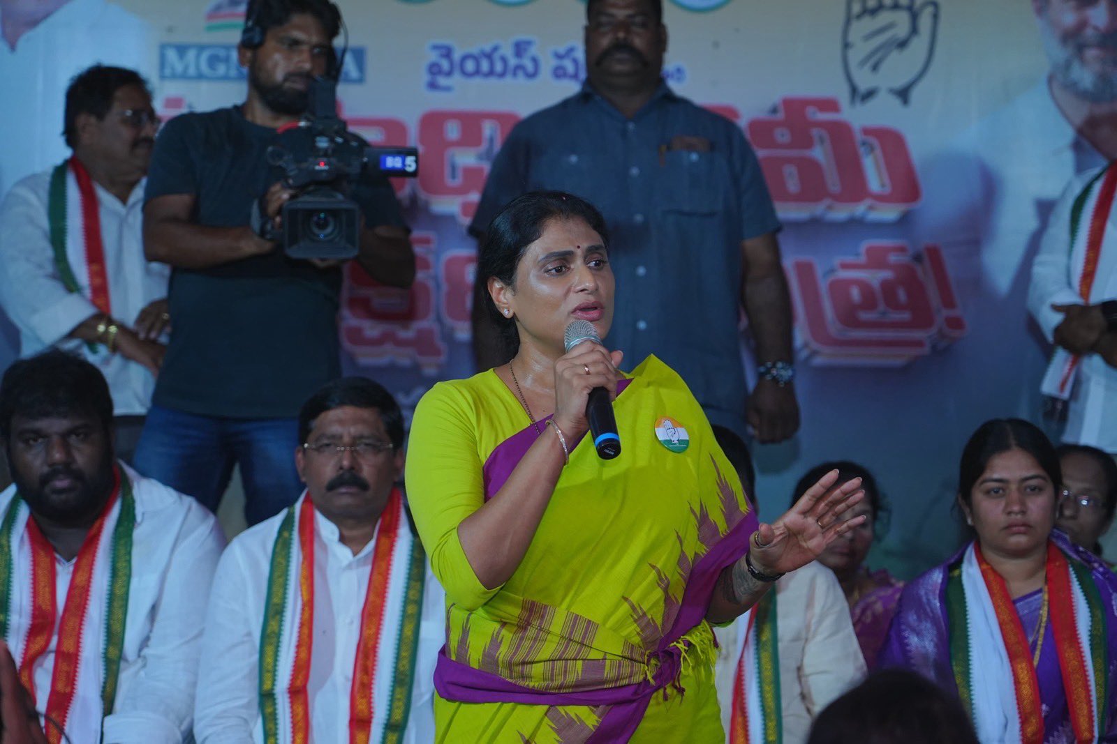 బీజేపీ అంటే బాబు..జ‌గ‌న్..ప‌వ‌న్