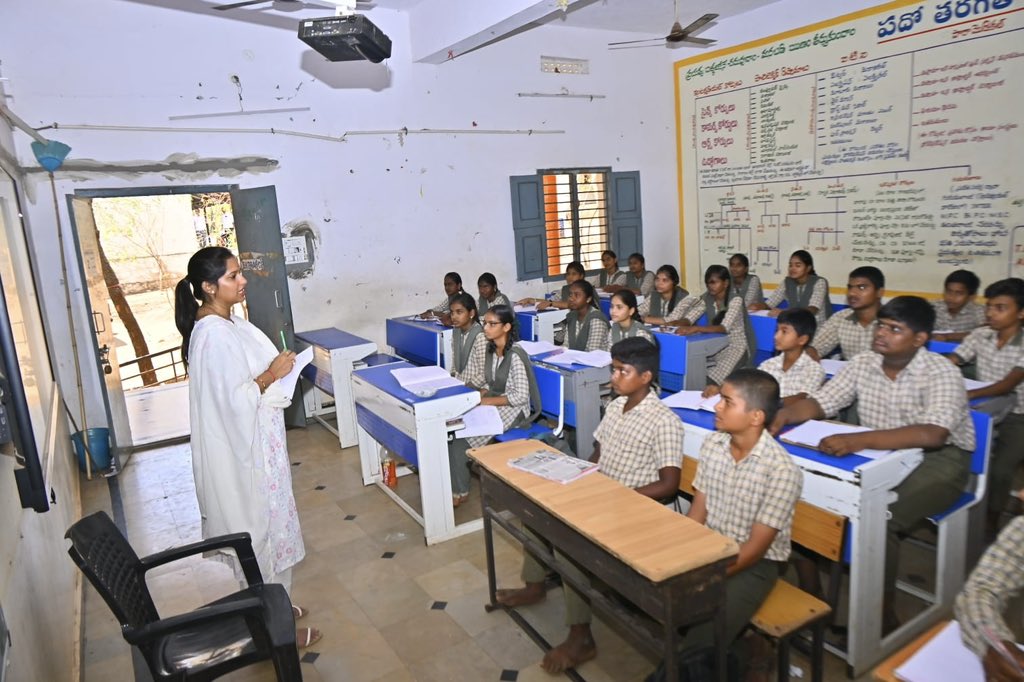 పంతుల‌మ్మ‌గా మారిన బండారు శ్రావణి శ్రీ‌