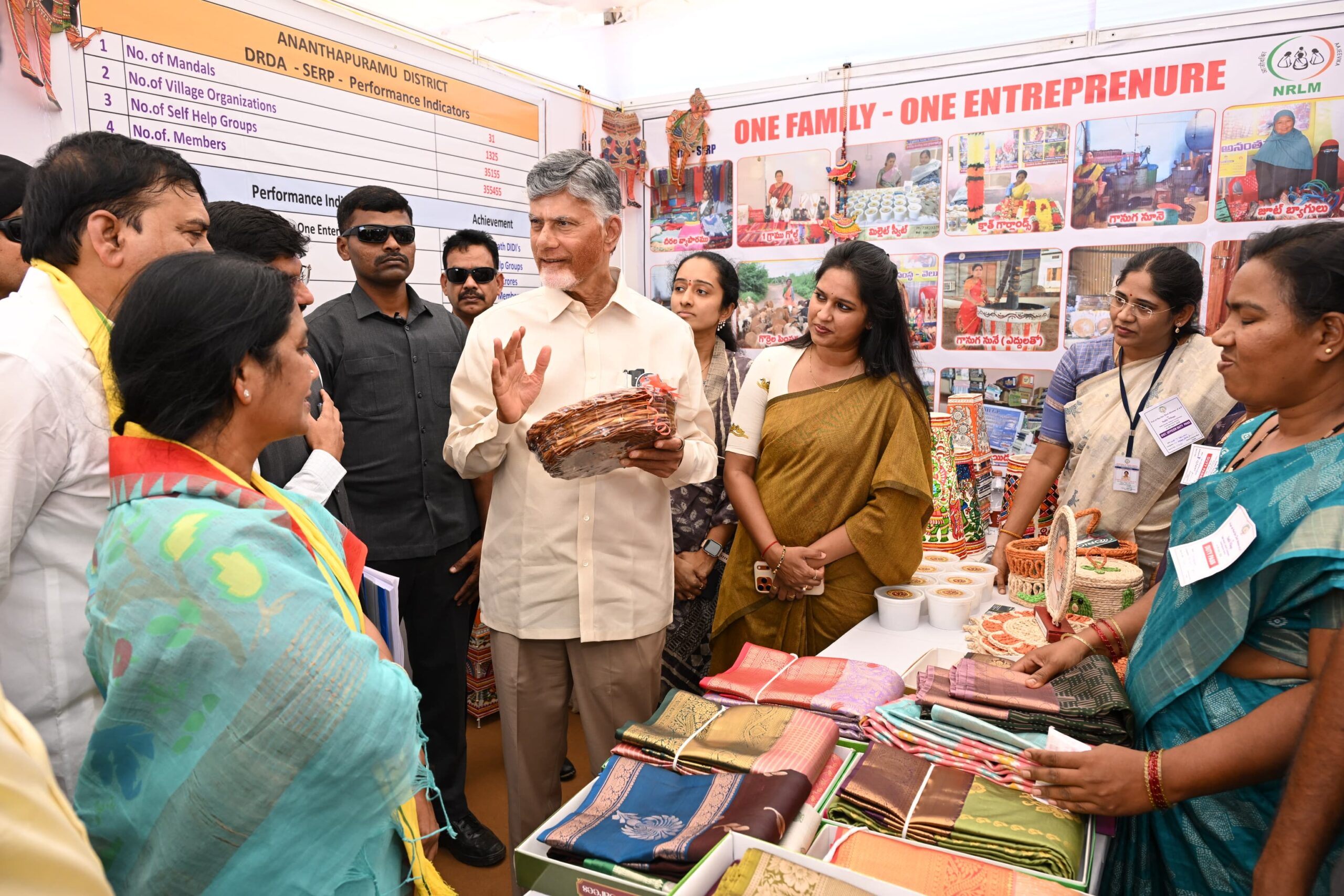 నీటిని నిల్వ చేయాలి జలాశయాలు నింపాలి