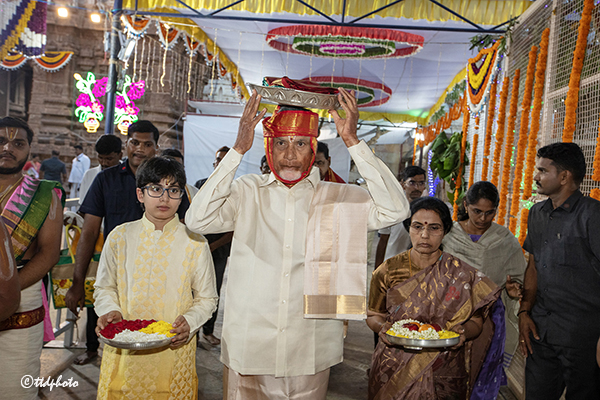 శ్రీ కోదండ రామునికి పట్టు వస్త్రాల స‌మ‌ర్ప‌ణ