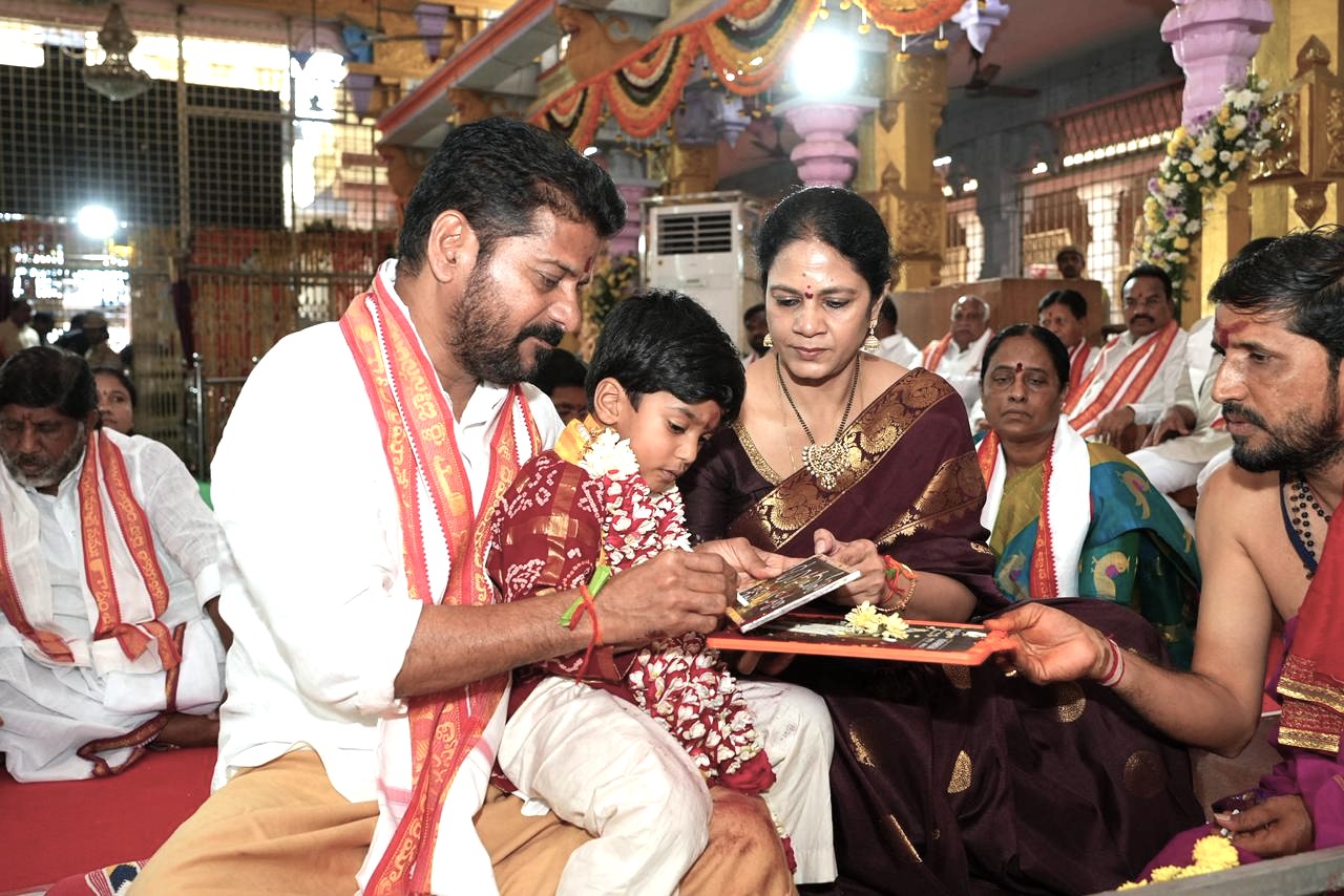 బాసర ఆలయంలో సీఎం పూజలు