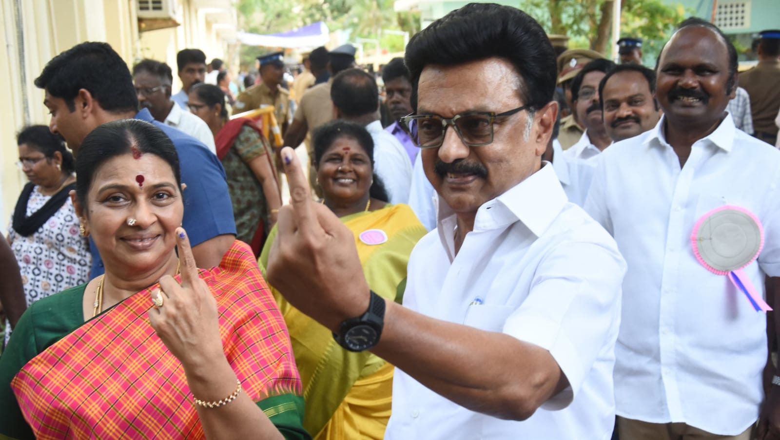 త‌మిళ‌నాడులో ఓటు వేసిన సీఎం ఎంకే స్టాలిన్