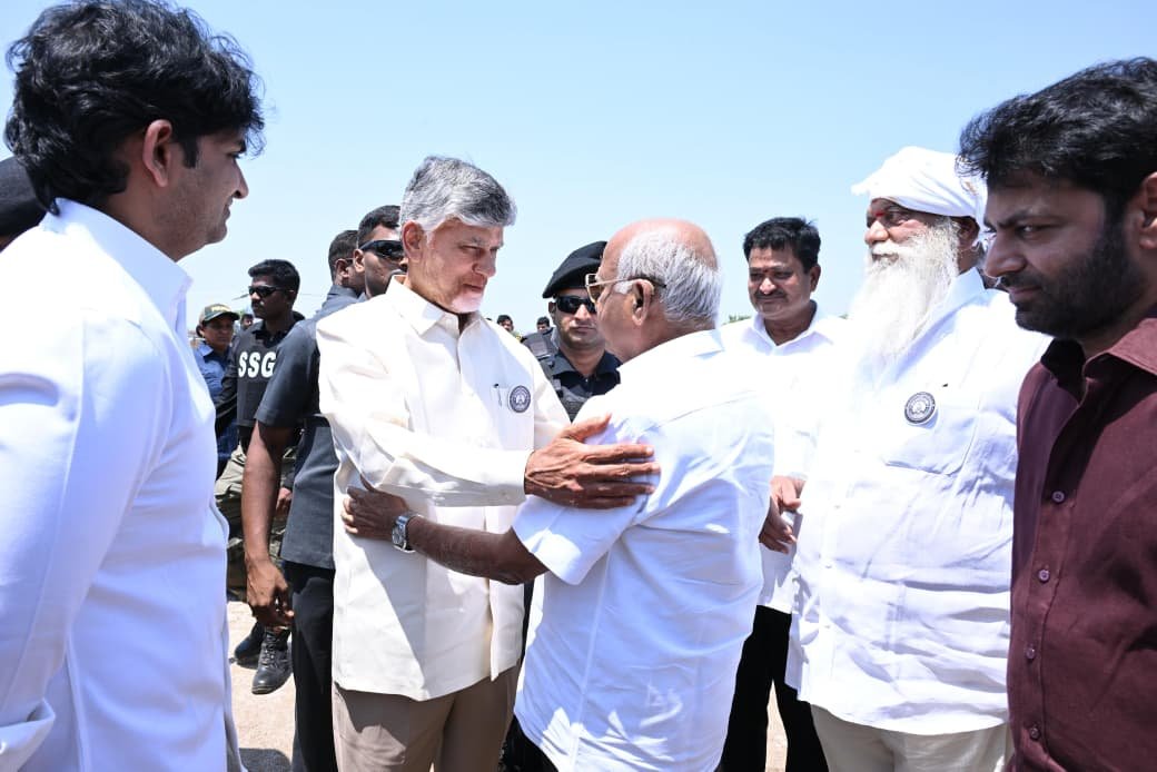 సీఎంతో జేసీ దివాకర్ రెడ్డి కరచాలనం