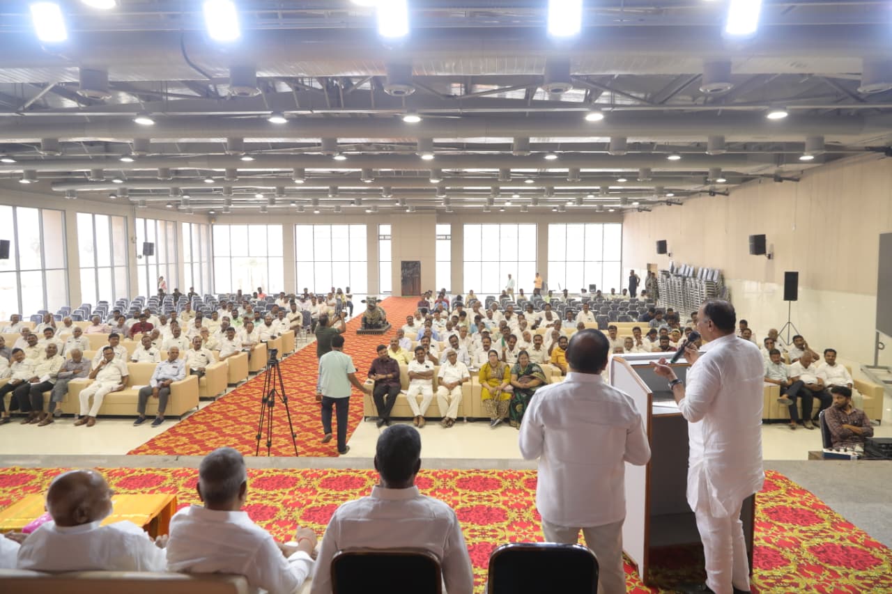 పేద రెడ్డి విద్యార్థుల‌ను ఆదుకోవాలి : కోమ‌టిరెడ్డి