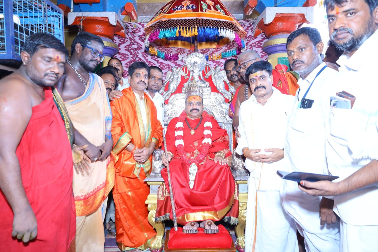 వీర‌బ్ర‌హ్మేంద్ర స్వామి మ‌ఠాధిప‌తి ద‌ర్శ‌నం