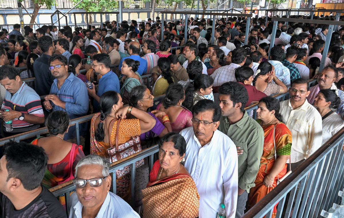 సింహాచ‌లంలో ఘ‌నంగా చంద‌నోత్స‌వం