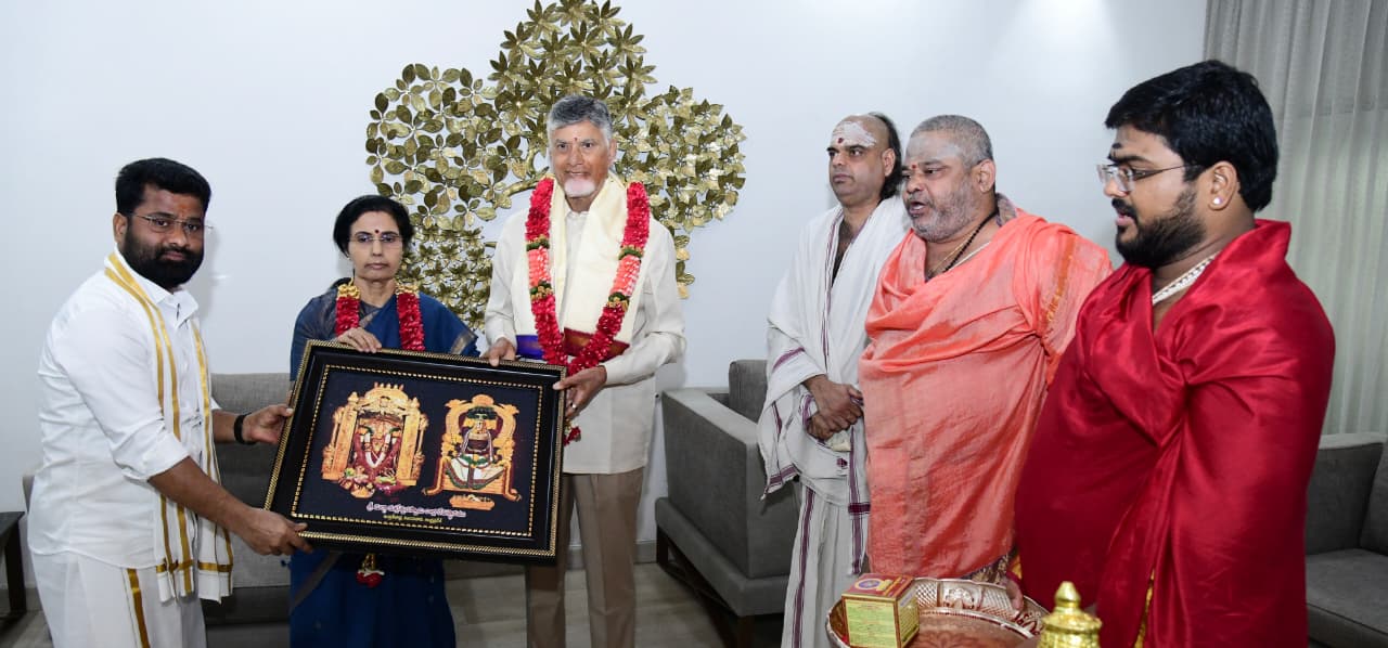 సీఎం చంద్ర‌బాబుకు టీటీడీ అర్చ‌కుల ఆశీర్వాదం