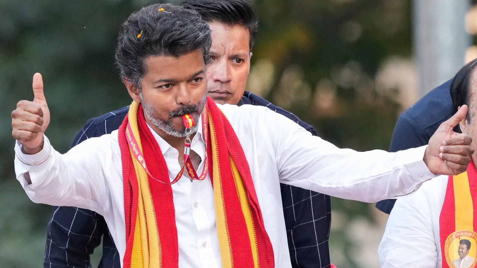 ప్ర‌చారంలో దూసుకు పోతున్న టీవీకే విజ‌య్