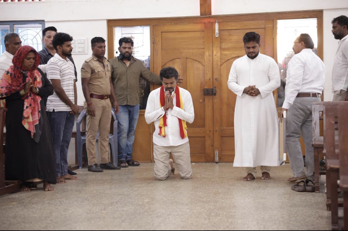 చ‌ర్చిలో మోకాళ్ల‌పై న‌డిచిన టీవీకే విజ‌య్