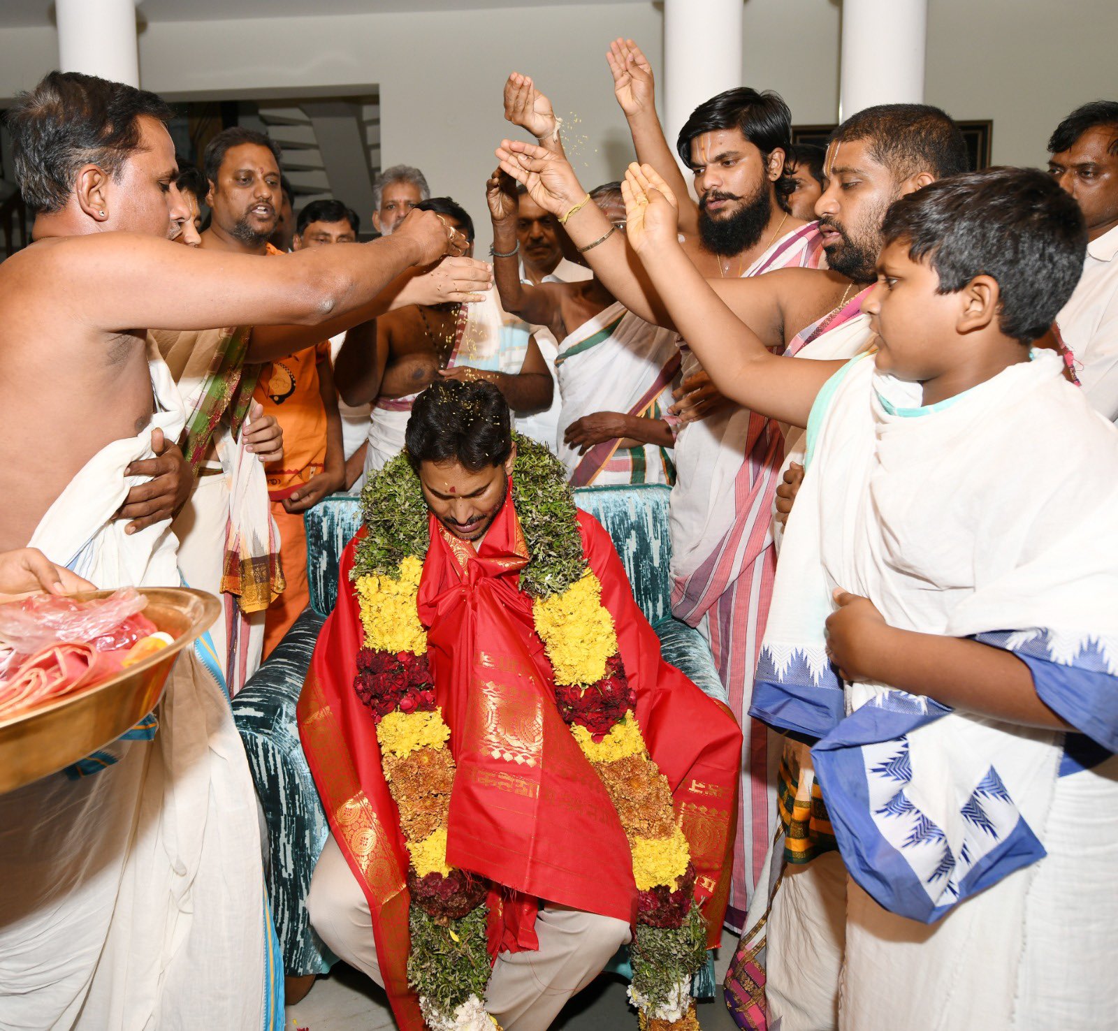 జ‌గ‌న్ రెడ్డికి పండితుల ఆశీర్వాదం