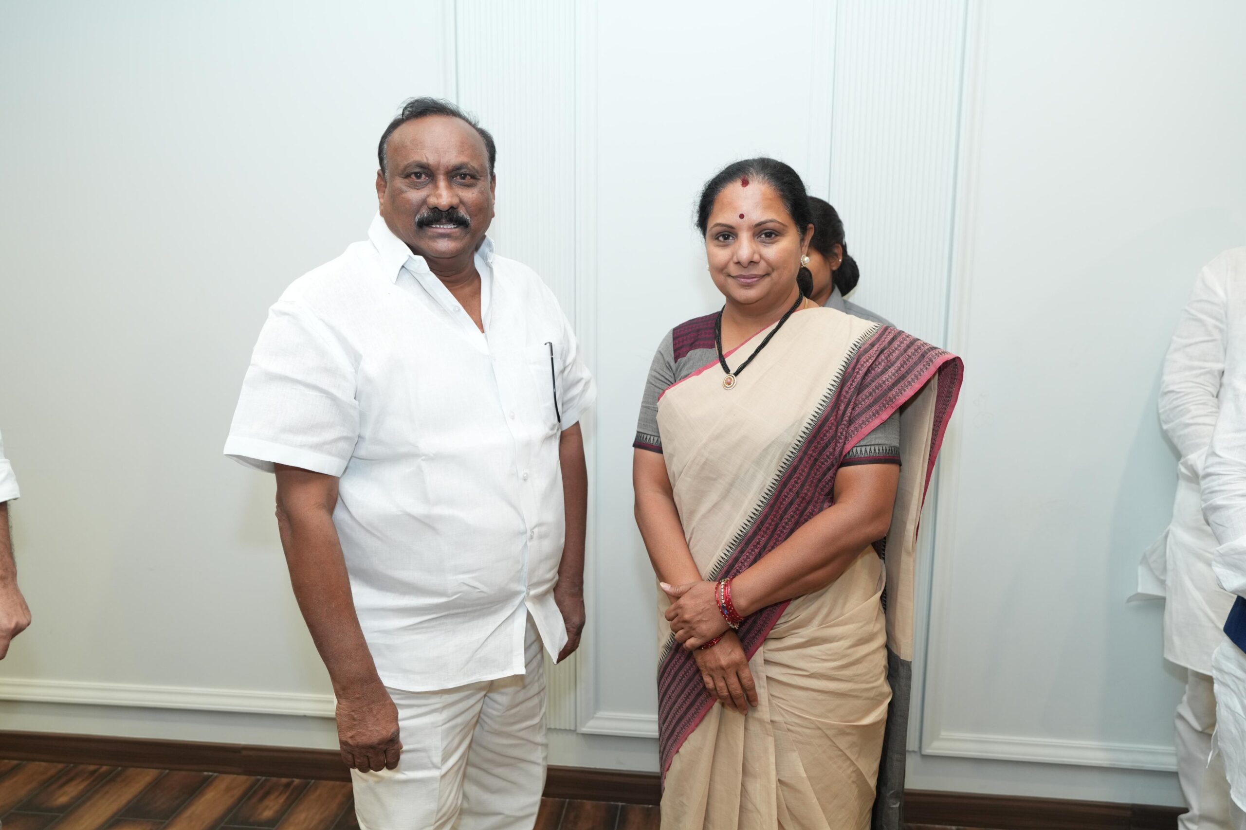 క‌విత‌తో మాజీ మంత్రి బోడ‌ జ‌నార్ద‌న్ భేటీ