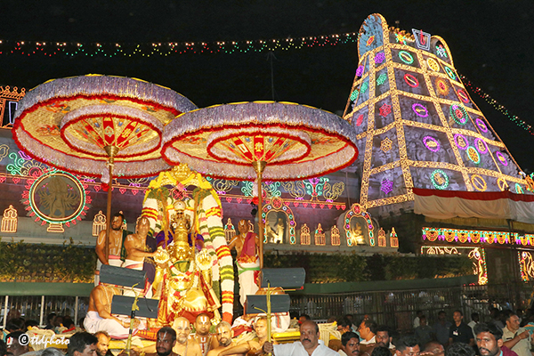 తిరుమలలో వైభవంగా పౌర్ణమి గరుడ సేవ