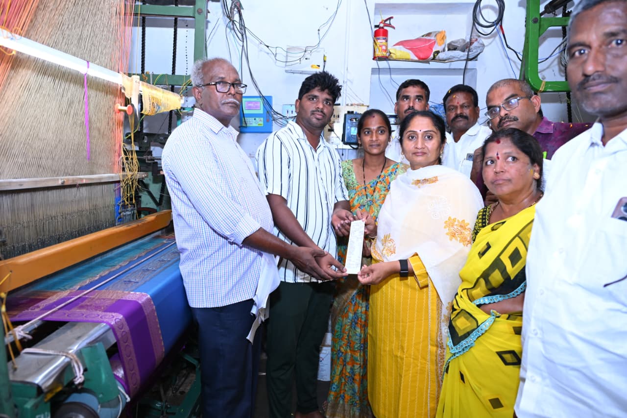 చేనేత రంగ అభివృద్ధికి పెద్దపీట