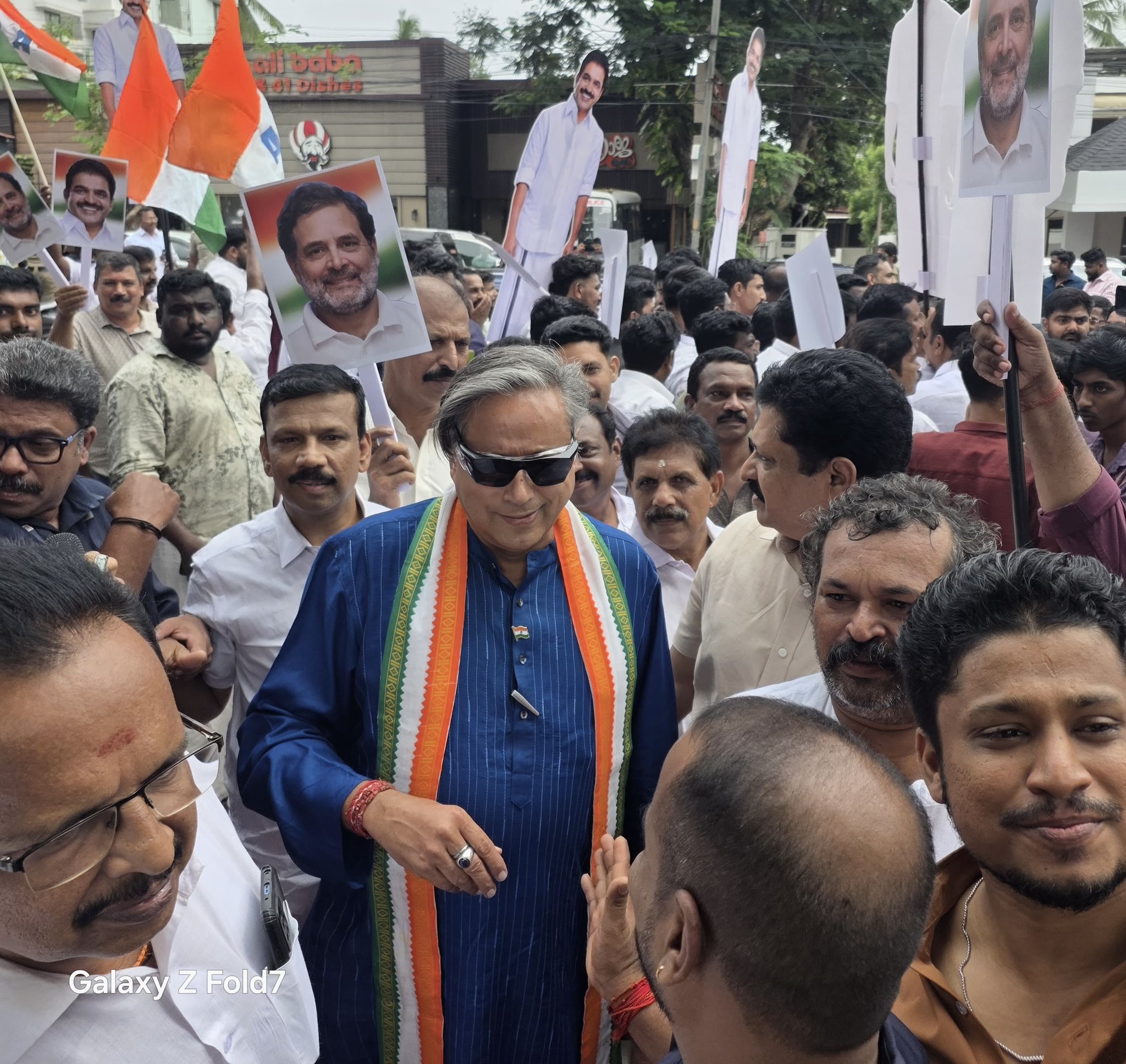 ప్ర‌జాస్వామ్యంలో ప్ర‌జ‌లే చ‌రిత్ర నిర్మాత‌లు