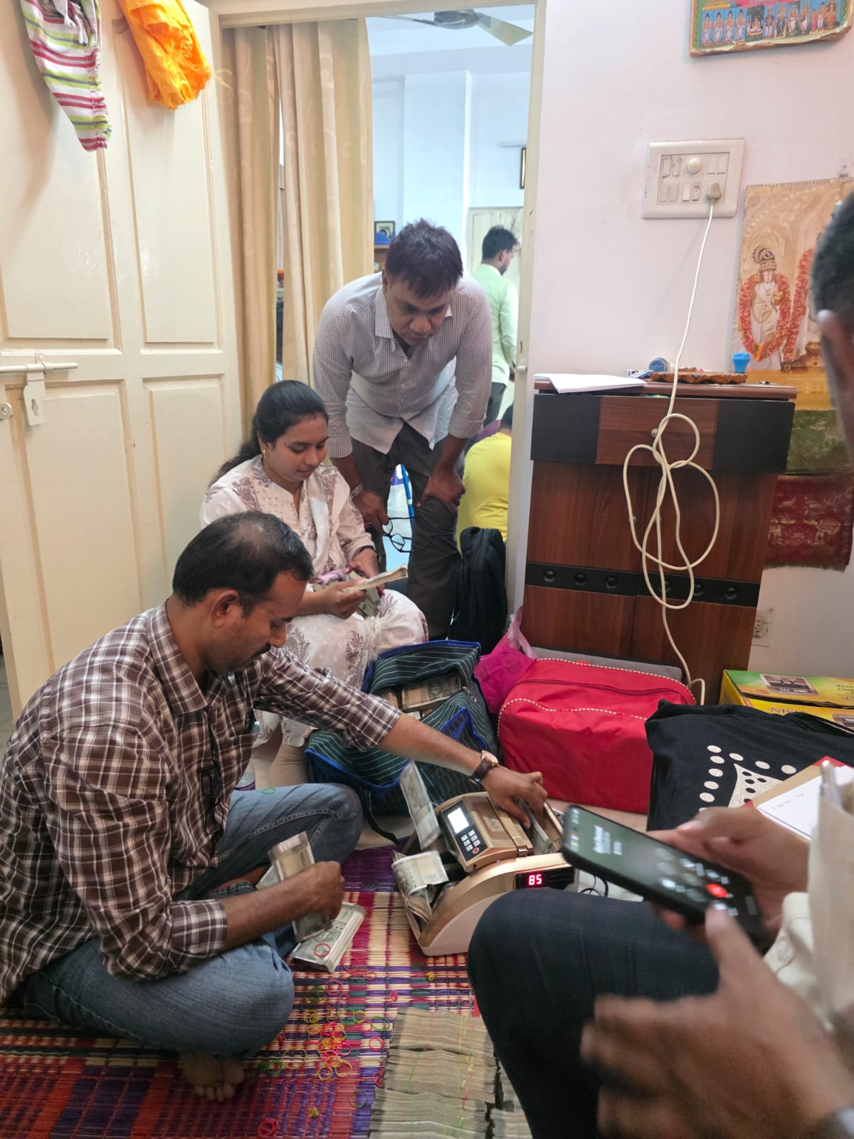 డిప్యూటీ డైరెక్టర్ నరహరి లాకర్లలో నోట్ల కట్టలు
