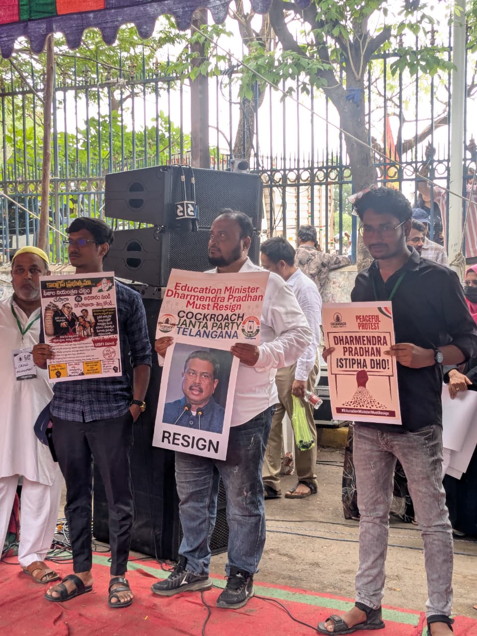 హైదరాబాద్ లో కాక్రోచ్ జనతా పార్టీ ఆందోళన