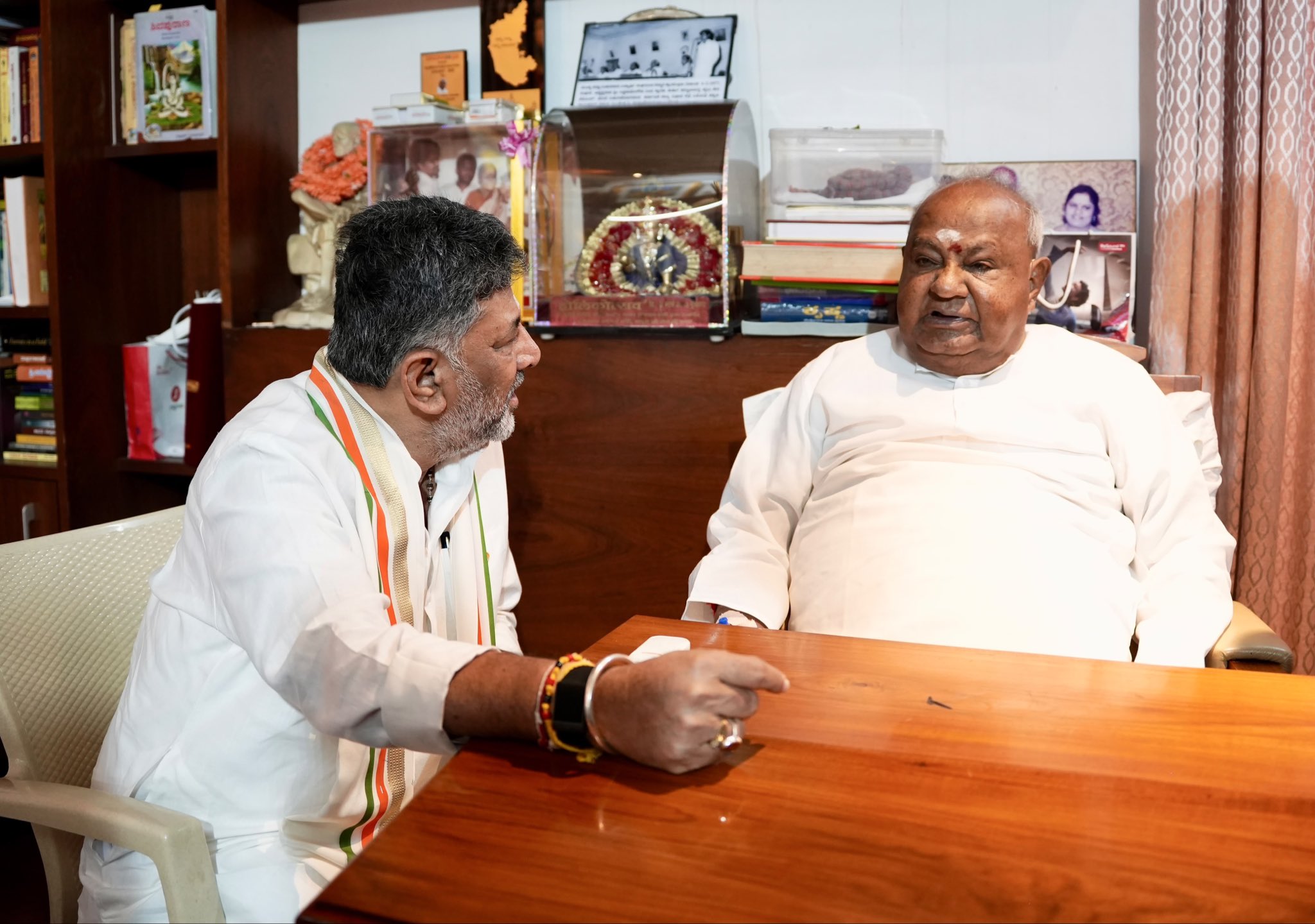 మాజీ ప్ర‌ధాని దేవెగౌడ ఆశీర్వాదం తీసుకున్న డీకేఎస్