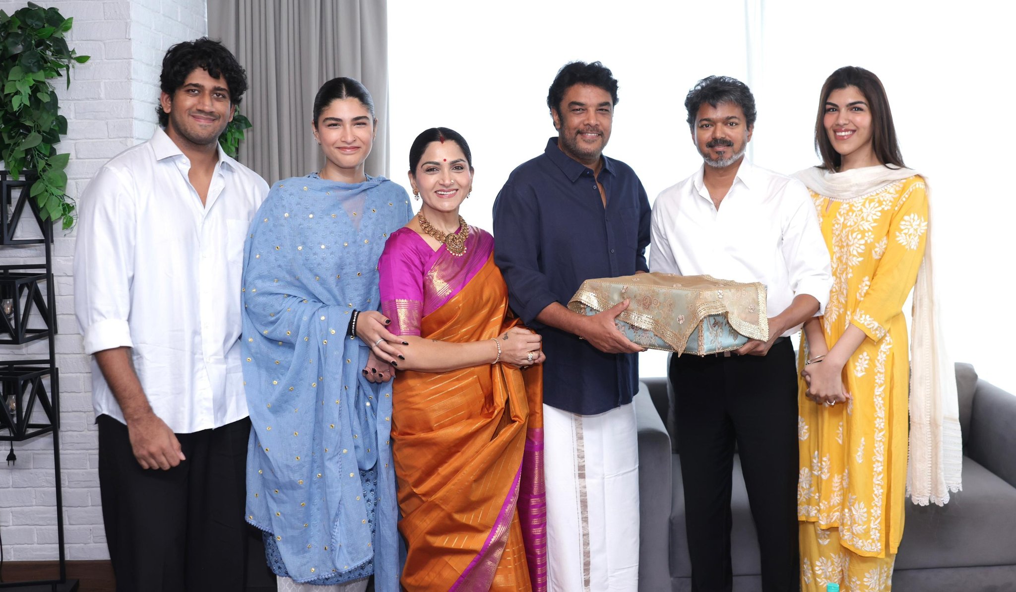 పెళ్లికి సీఎం విజ‌య్ ని ఆహ్వానించిన ఖుష్బు