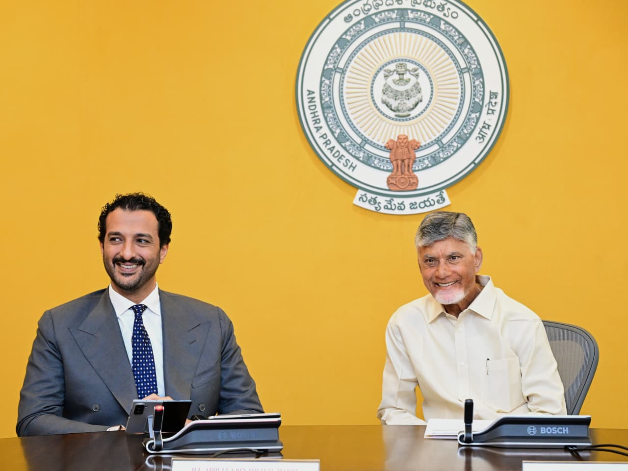 సీఎంను కలిసిన యూఏఈ మంత్రి అబ్దుల్ బిన్ తౌక్