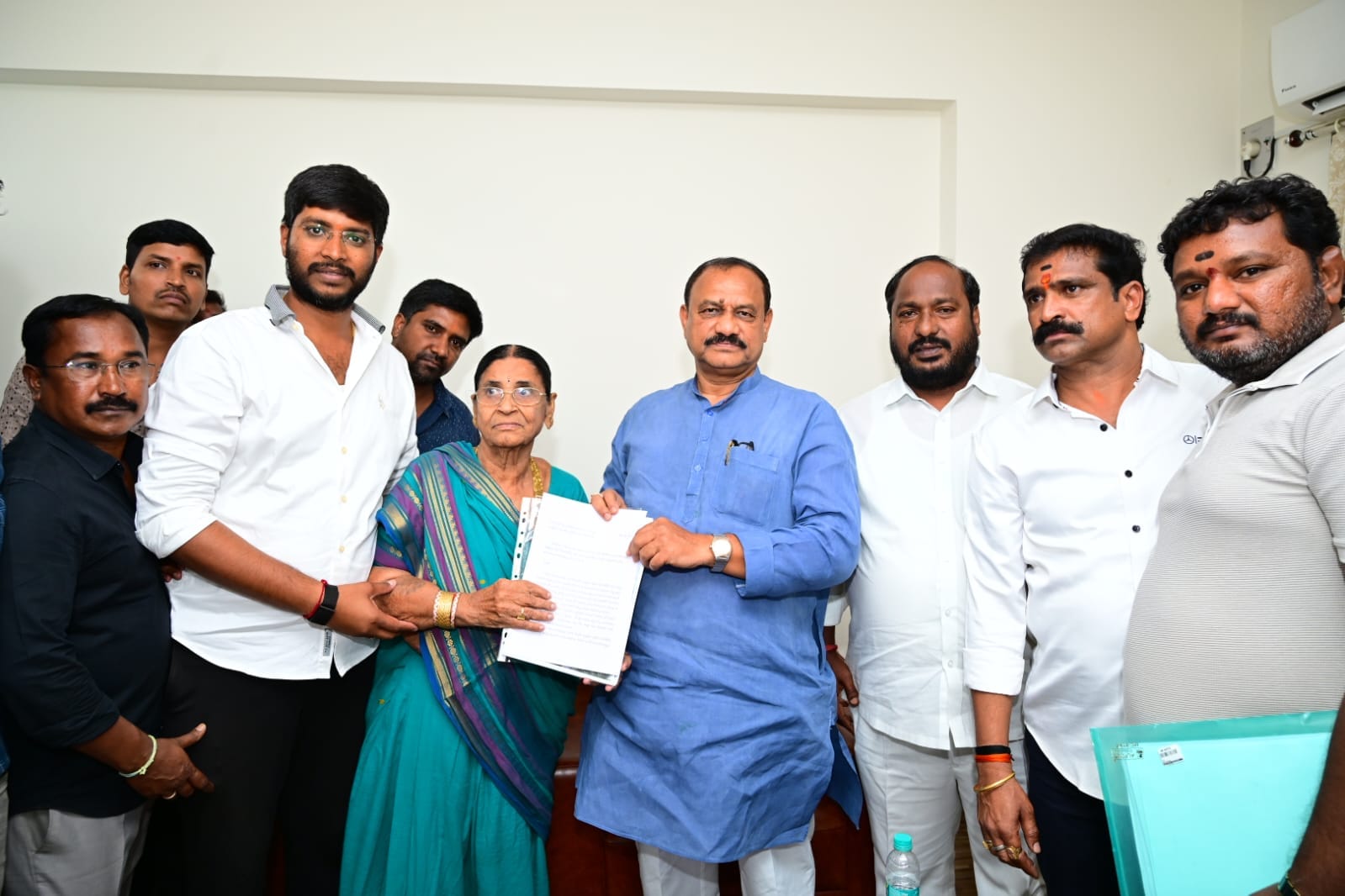 శివ చరణ్ రెడ్డి, ప్రభాకర్ రెడ్డిలపై చర్యలు తీసుకోవాలి