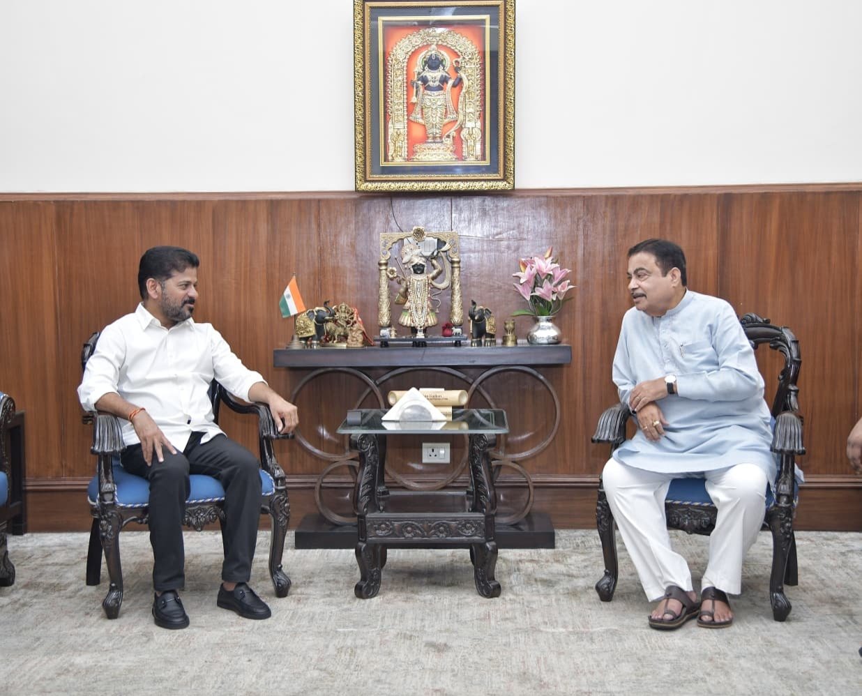 కేంద్ర మంత్రి నితిన్ గడ్కరీతో సీఎం రేవంత్ రెడ్డి భేటీ
