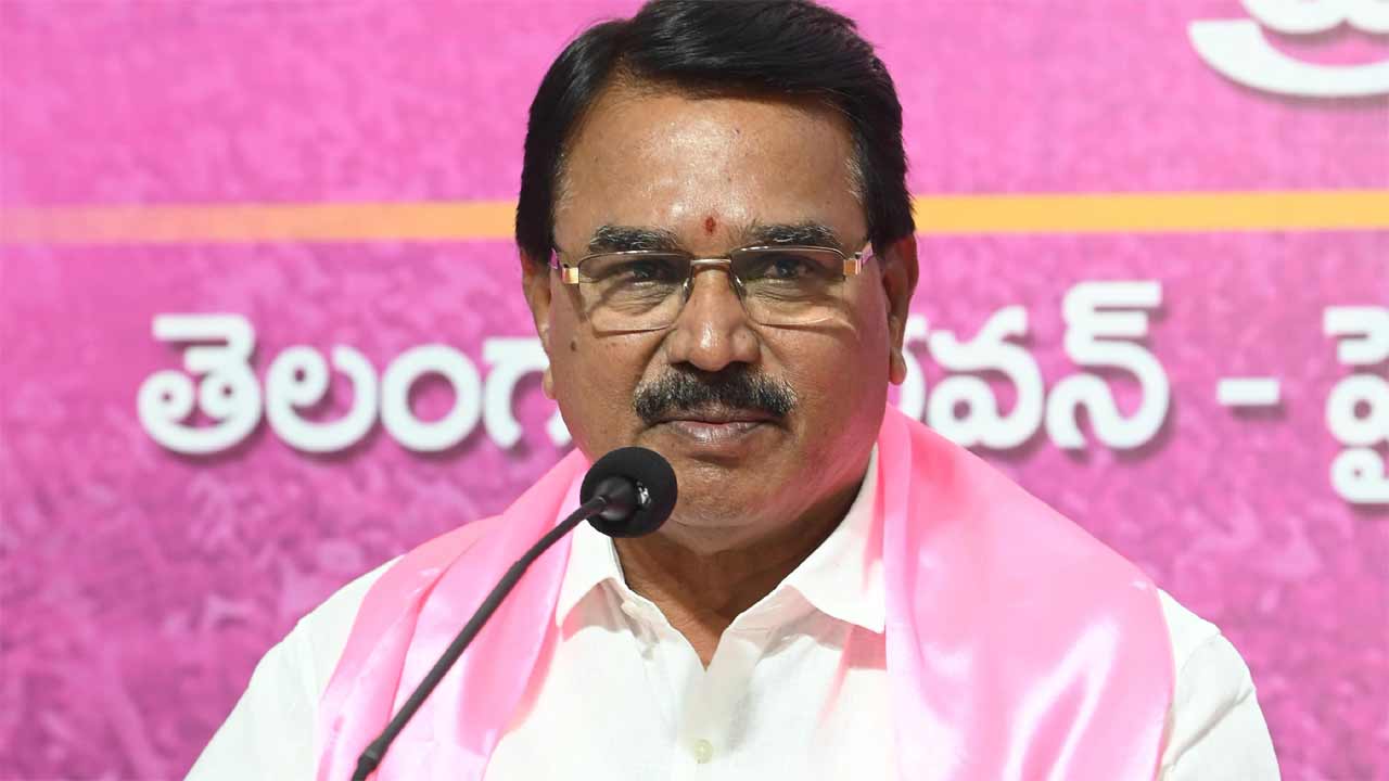 రైతుల‌ను భ‌య‌భ్రాంతుల‌కు గురి చేస్తున్న సీఎం