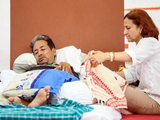 నా భర్తను అక్రమంగా నిర్బంధించారు