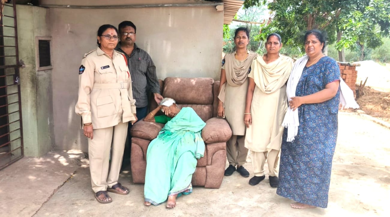 వృద్దురాలికి ఆసరా పోలీసుల భరోసా