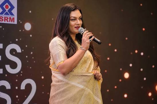 ఏఐఏడీఎంకే అధికార ప్రతినిధి అప్సరా రెడ్డి రాజీనామా