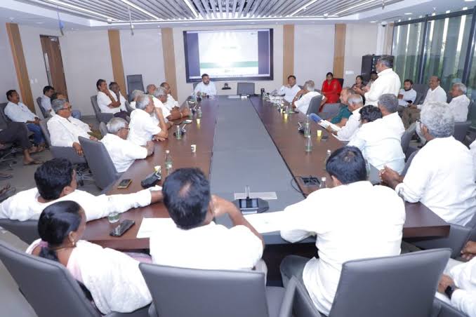 రైతుల‌కు రూ. 300 కోట్ల వార్షిక బ‌కాయిల చెల్లింపు