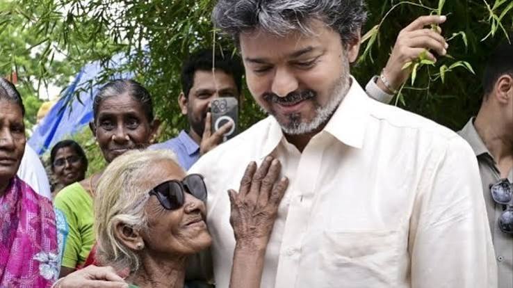 వృద్దురాలికి సీఎం విజయ్ సన్ గ్లాసెస్ గిఫ్ట్